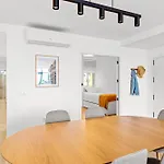 Stylish With Stunning Views & Parking Apartman *