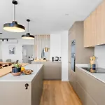 Stylish With Stunning Views & Parking Apartman Radazul