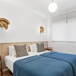Stylish With Stunning Views & Parking Apartman