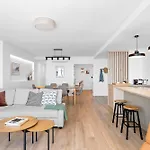 Stylish With Stunning Views & Parking Apartman