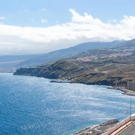 Stylish With Stunning Views & Parking *