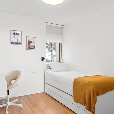 아파트 Stylish With Stunning Views & Parking