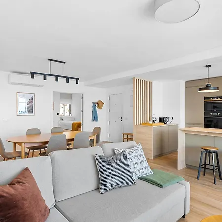 Stylish With Stunning Views & Parking Радазул