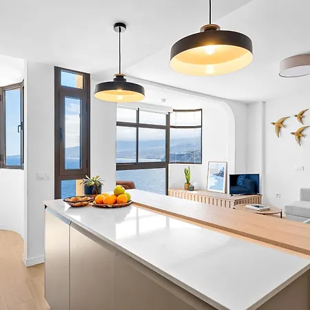 Stylish With Stunning Views & Parking Radazul