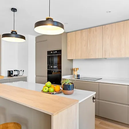Stylish With Stunning Views & Parking Apartment