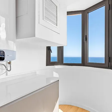 Apartment Stylish With Stunning Views & Parking *