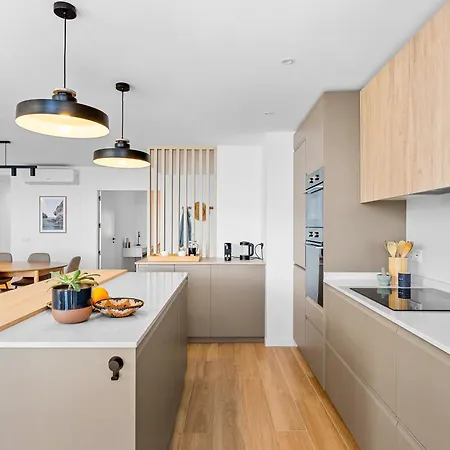 Stylish With Stunning Views & Parking Apartment Radazul