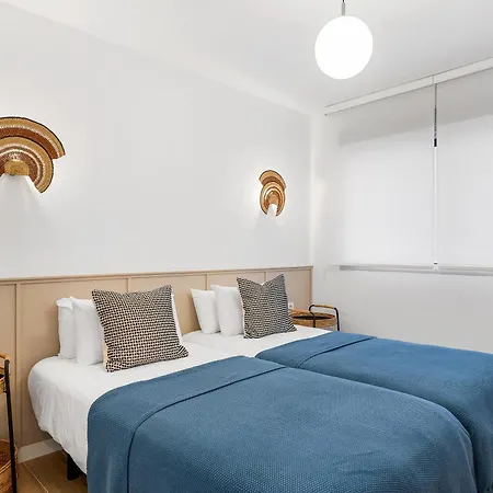 Stylish With Stunning Views & Parking Apartment