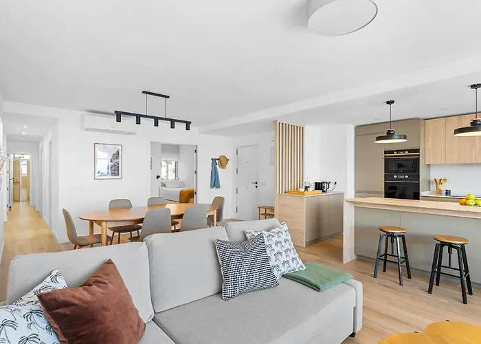 Stylish With Stunning Views & Parking Радазул