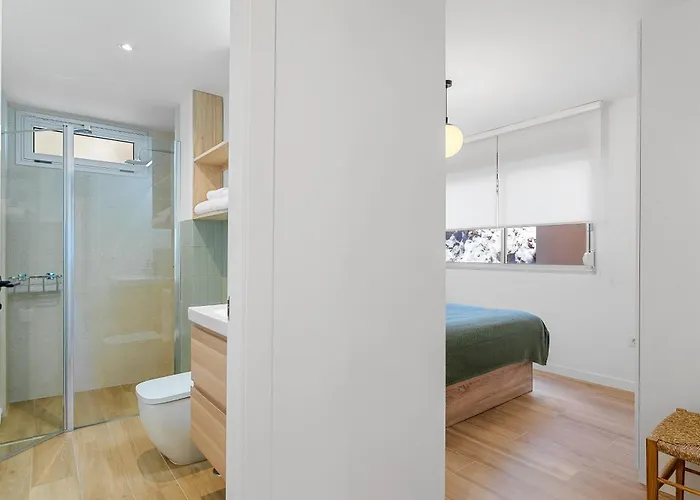 Stylish With Stunning Views & Parking Apartman *