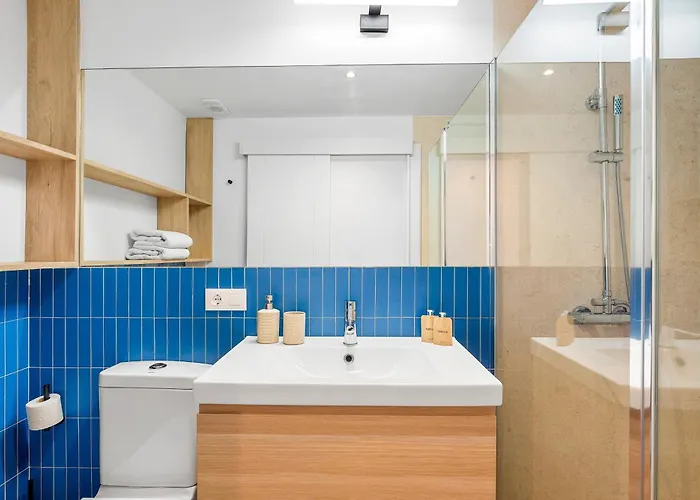 Stylish With Stunning Views & Parking *