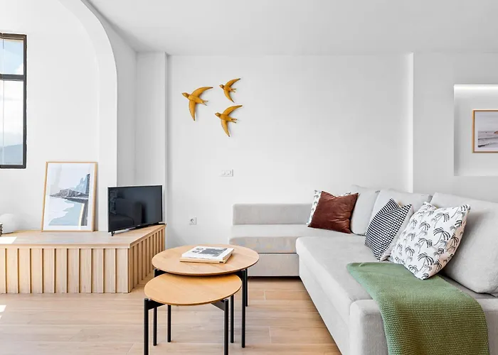 Stylish With Stunning Views & Parking