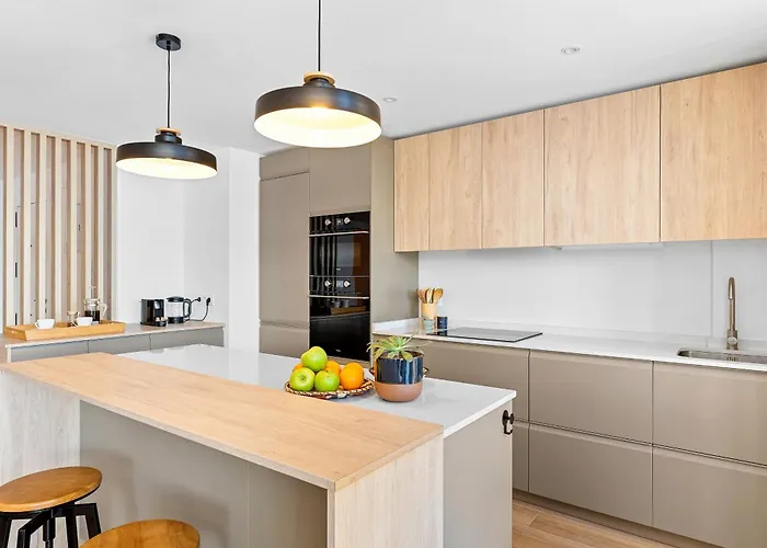 Stylish With Stunning Views & Parking Apartman