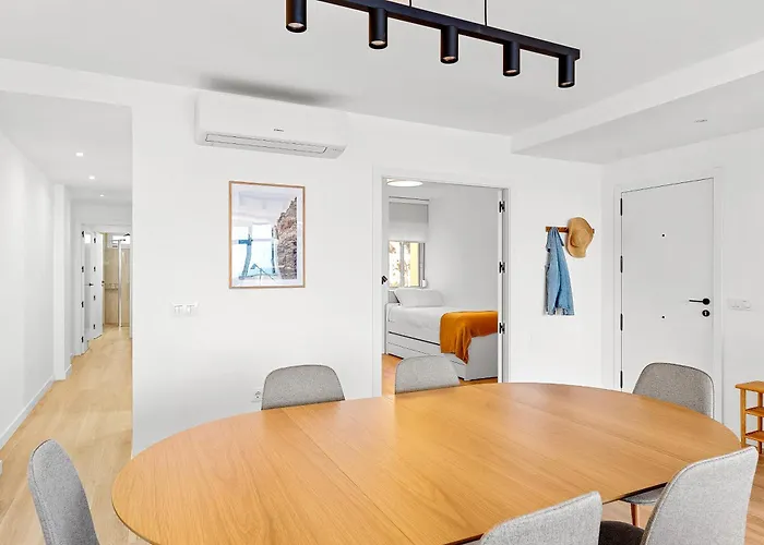 Stylish With Stunning Views & Parking Апартаменты *