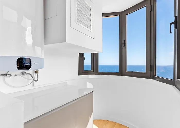 Апартаменты Stylish With Stunning Views & Parking *