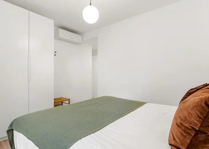 Stylish With Stunning Views & Parking *