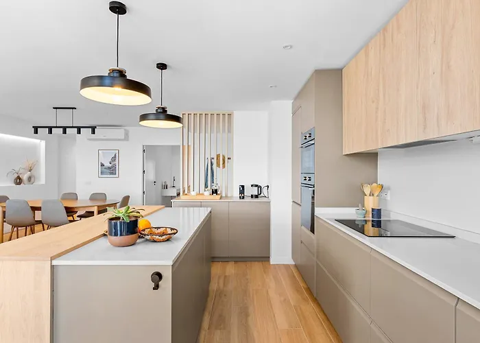 Stylish With Stunning Views & Parking Apartman Radazul