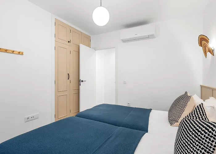 Stylish With Stunning Views & Parking *