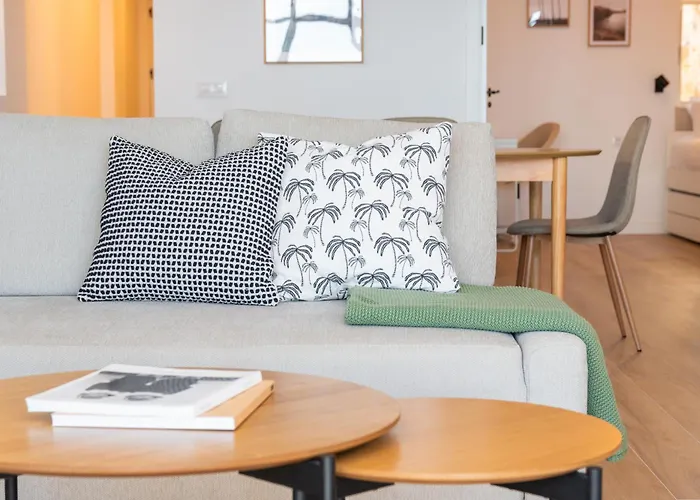 Stylish With Stunning Views & Parking