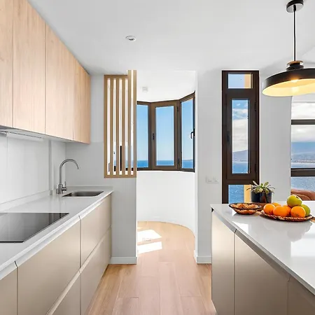 Stylish With Stunning Views & Parking