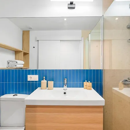 Stylish With Stunning Views & Parking *