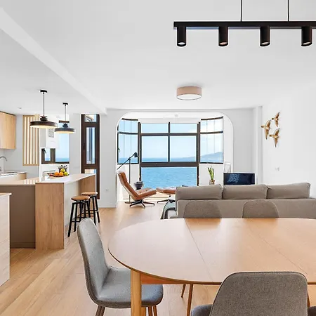 Daire Stylish With Stunning Views & Parking *