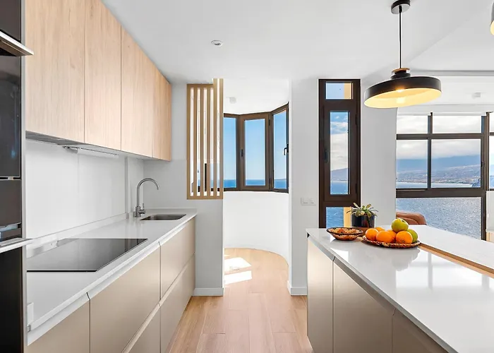 Stylish With Stunning Views & Parking