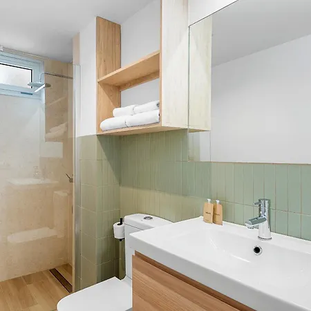 Stylish With Stunning Views & Parking * Radazul