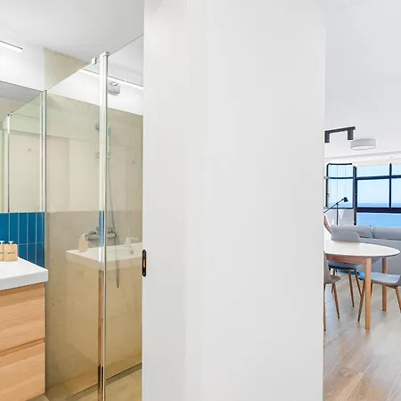 Stylish With Stunning Views & Parking Apartament