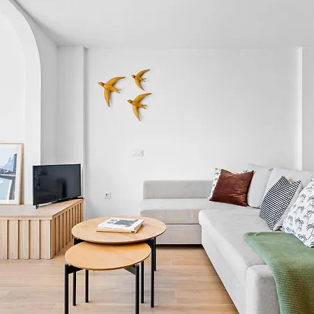 Stylish With Stunning Views & Parking