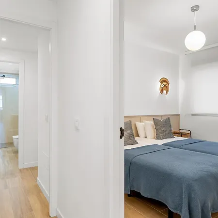 Stylish With Stunning Views & Parking Apartament