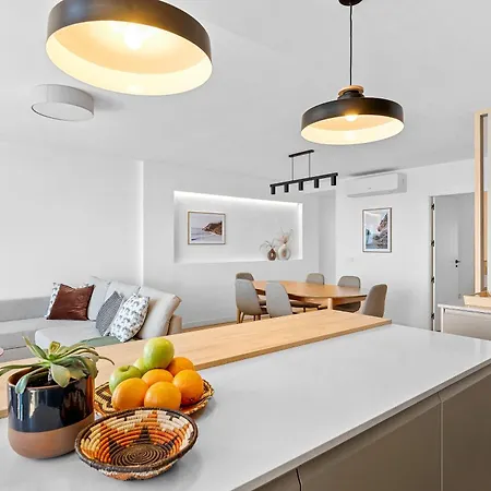 Stylish With Stunning Views & Parking Apartament *