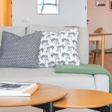 Stylish With Stunning Views & Parking