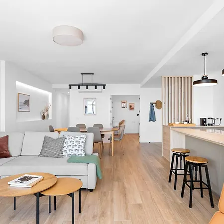 Stylish With Stunning Views & Parking Apartament