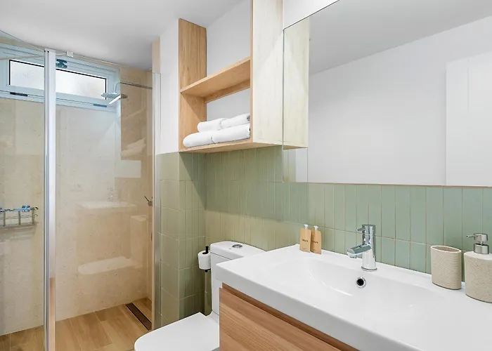 Stylish With Stunning Views & Parking * Radazul