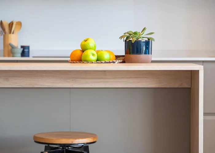 Stylish With Stunning Views & Parking * Radazul