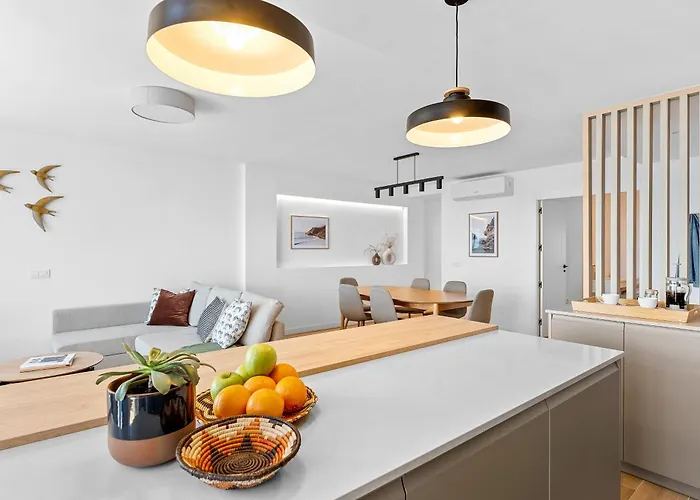 Stylish With Stunning Views & Parking Appartement *