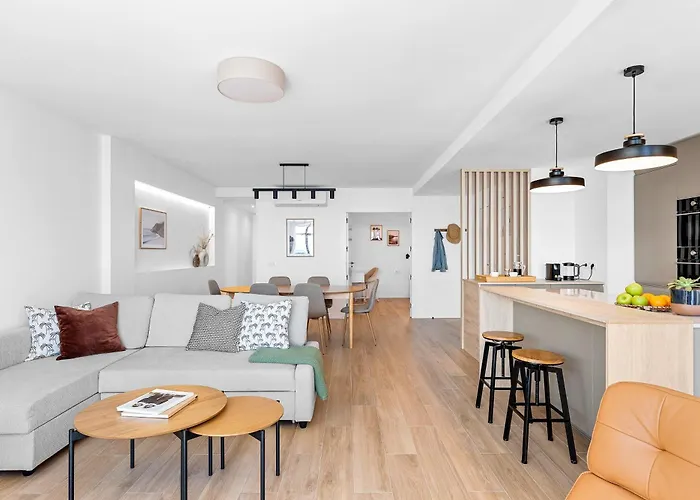 Stylish With Stunning Views & Parking Appartement