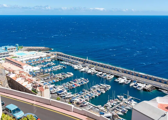 Stylish With Stunning Views & Parking *